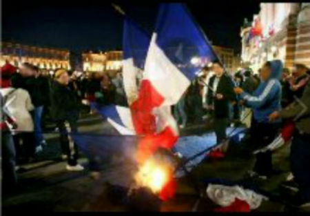 drapeau de France brûlé